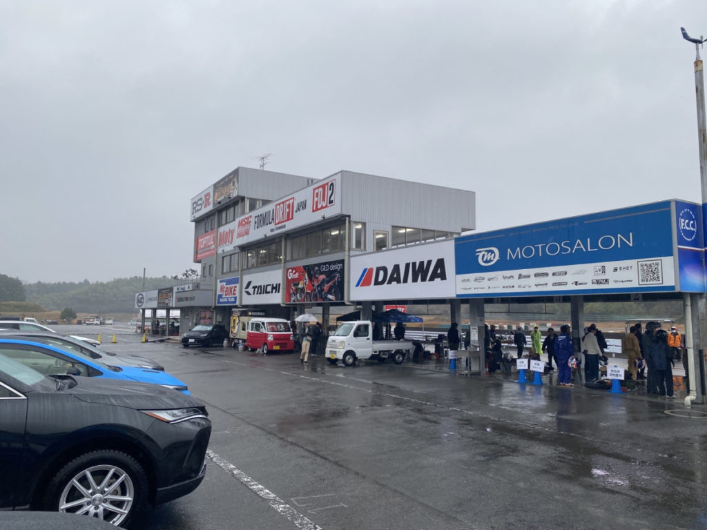 ミニ・クラブマン・セラミックプロイオン2レイヤ－トップコート施工・グリルラッピング施工！！！