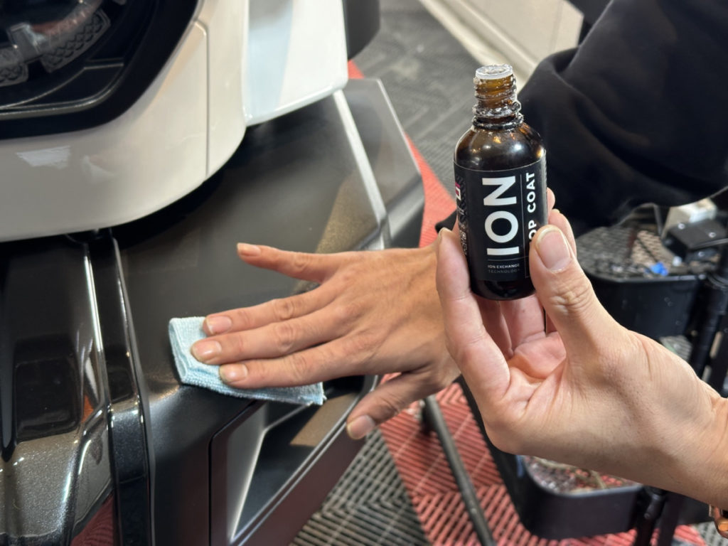 トヨタ・ランドクルーザー70・セラミックプロイオン2レイヤ－トップコート施工・ヘッドライト・プロテクションフィルム施工！！！