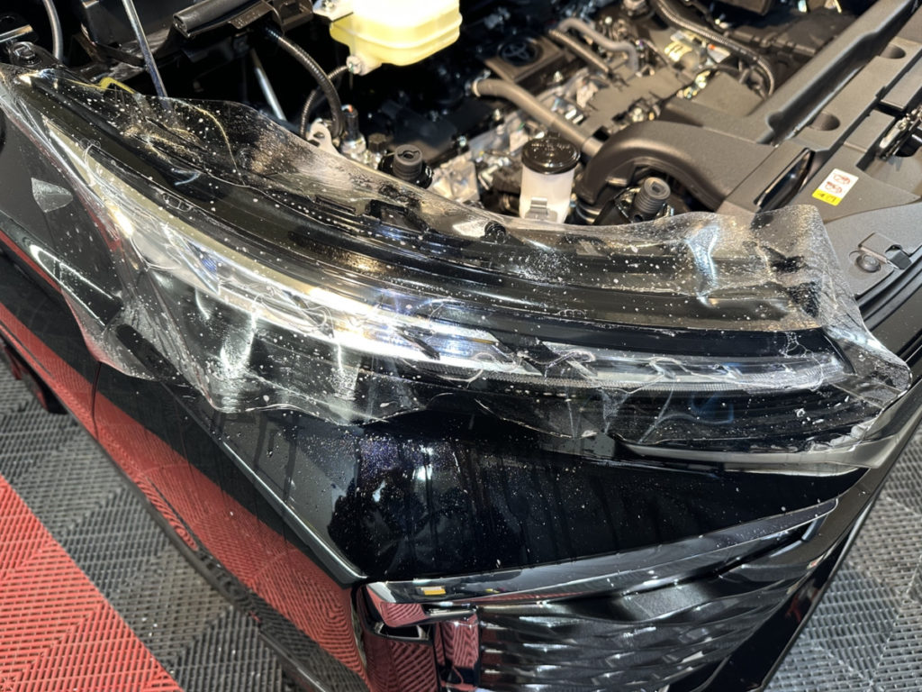 トヨタ・ヴォクシー・セラミックプロION２レイヤ－トップコート施工・ヘッドライト・プロテクションフィルム施工！！！