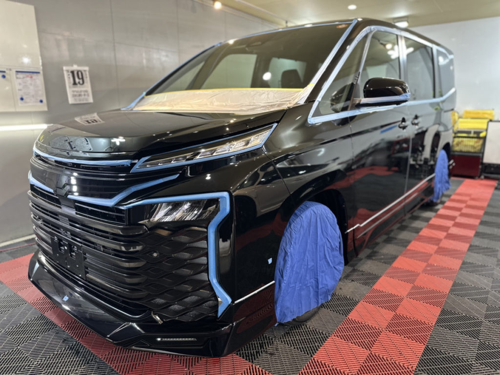 トヨタ・ヴォクシー・セラミックプロION２レイヤ－トップコート施工・ヘッドライト・プロテクションフィルム施工！！！