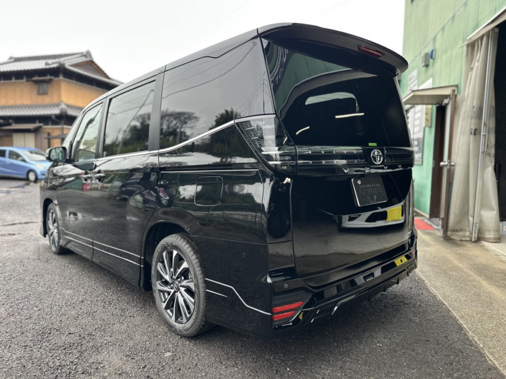 トヨタ・ヴォクシー・セラミックプロION２レイヤ－トップコート施工・ヘッドライト・プロテクションフィルム施工！！！